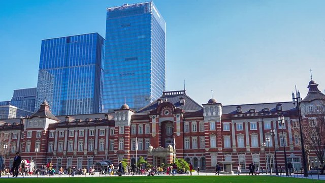 【東京都】東京駅　丸の内口　行き交う人々