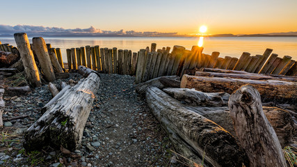 Obraz premium Amazing December sunrise at Goose Spit Regional Park on Vancouver Island in Comox Valley, British Columbia, Canada.
