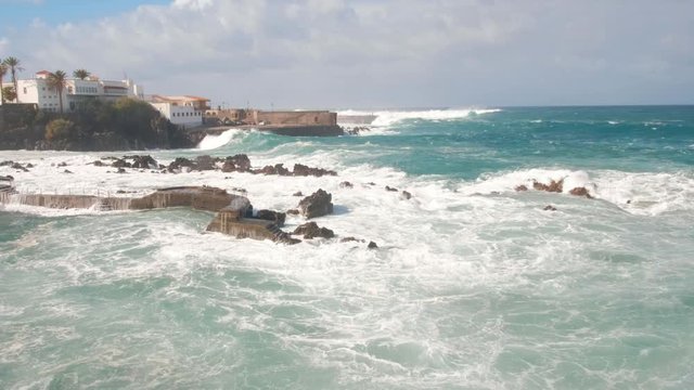 Dezember 16, 2019 Puerto de la Cruz, Tenerife, 6 Meter Wellen treffen die K&uuml;ste. Unwetterwarnung! Der Atlantik tobt. Wellen brechen im K&uuml;stenbereich und schlagen mit gro&szlig;er Kraft gegen die K&uuml;stenbauwe