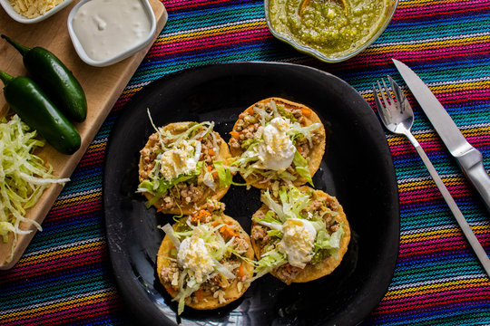 Comida t&iacute;pica sopes de picadillo tipico mediano acercamiento