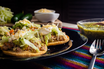 Comida típica sopes de picadillo tipico mediano acercamiento