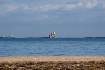 沖合養殖施設を砂浜から見た　Offshore aquaculture
