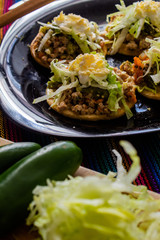 Comida típica sopes de picadillo tipico mediano acercamiento
