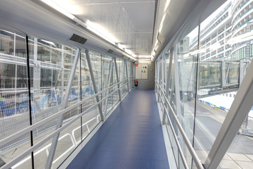 Moderne Gangway am Hafenterminal zum Eingang eines Kreuzfahrtschiffes
