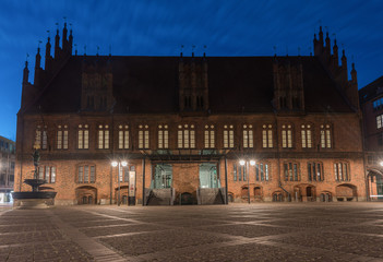 Fototapeta na wymiar Altes Rathaus von Hannover zur Blauen Stunde
