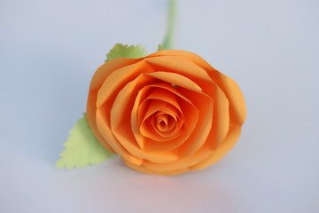 折り紙で作ったオレンジ色のバラ