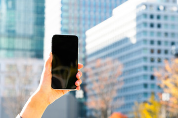 スマホを持つ手