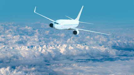 Fototapeta premium Samolot pasażerski lecący nad białymi chmurami