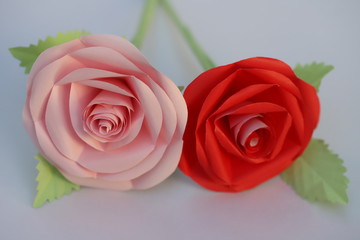 折り紙で作ったピンクと赤のバラの花