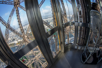 LA TOUR EIFFEL