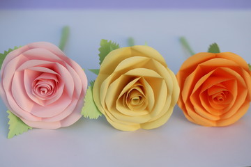 折紙で作ったピンクと黄色とオレンジのバラの花