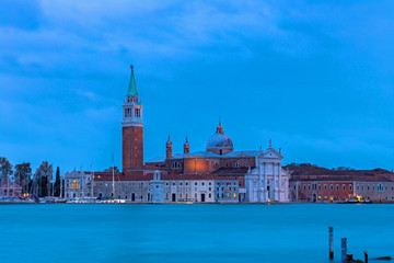 Fototapeta premium San Giorgio Maggiore in Venedig vom Markusplatz in der Morgendämmerung
