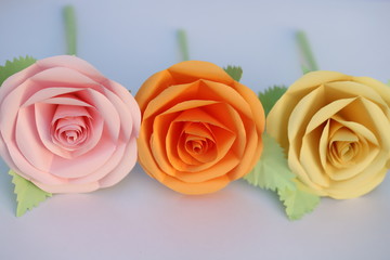 折り紙で作ったピンクとオレンジと黄色のバラの花