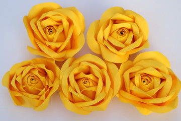 折り紙で作った黄色のバラの花
