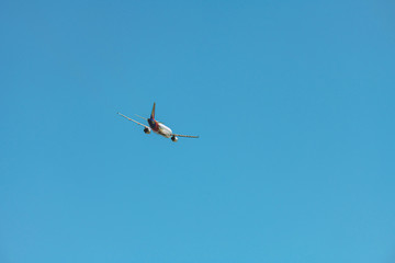 飛び立つ旅客機