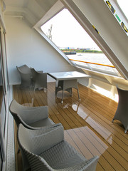 Elegante Balkonmöbel auf Terrasse von Luxuskabine oder Suite auf Kreuzfahrtschiff	