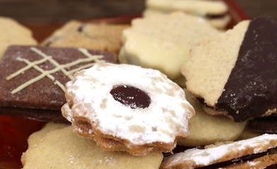 Nahaufnahme von frischen, selbstgebackenen Weihnachtskeksen