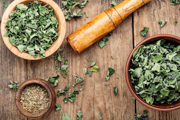 Dried marjoram herb