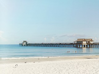 Strand und Pier von Naples, Florida
