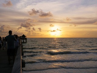 Sonnenuntergang am Strand und Pier von Naples, Florida