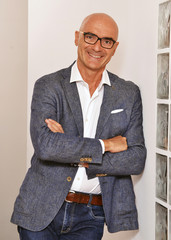 Retrato de un hombre calvo empresario optimista estilo casual.