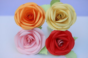 折り紙で作ったバラの花