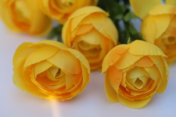 布で作られたオレンジのバラの花