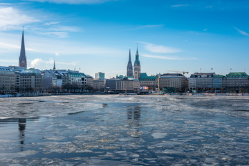 Hamburg Alster im Schnee / Winter mit blauem Himmel	