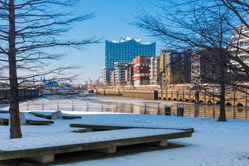 Hamburg Elbphilharmonie im Schnee / Winter mit blauem Himmel	