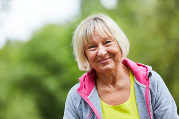 Glückliche Frau als vitale sportliche Rentnerin