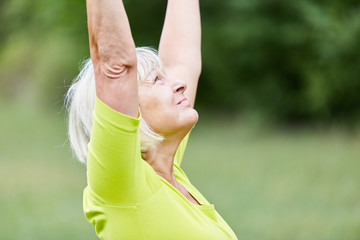 Senior Frau bei einer Yoga Übung