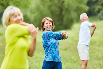 Fototapeta premium Senioren in einem Stretching Kurs