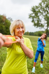 Senior Frau trainiert mit dem Gymnastikband