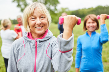 Glückliche Senior Frau beim Hanteltraining