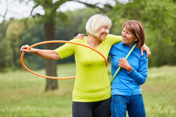 Zwei Senior Frauen machen Reifen Gymnastik