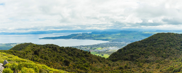 Fototapeta na wymiar ニュージーランド　タウポのタウハラ山の山頂から見えるタウポ湖