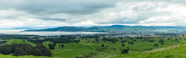 Fototapeta na wymiar ニュージーランド　タウポのタウハラ山から見える街並みとタウポ湖