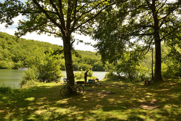 Les bords du lac de Castelnau dans le Lot, Aveyron, France