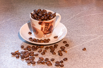 Kaffeetasse gefüllt mit frischen Kaffeebohnen