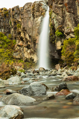 Obraz premium ニュージーランド トンガリロ国立公園のタラナキ・フォールズ