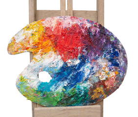 Verschiedene Farben auf einer bunten Malerpallette