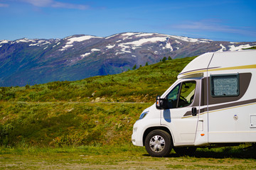 Obraz premium Camper car in norwegian mountains