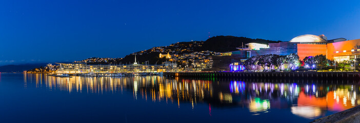 Fototapeta na wymiar ニュージーランド　ウェリントンのウェリントン港の夜景とライトアップされた国立博物館のテ・パパ