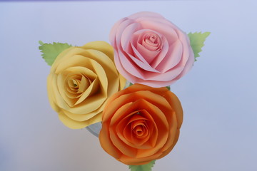 折り紙で作ったバラの花