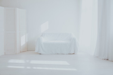 Fototapeta na wymiar the Interior of the white room with sofa and window