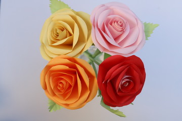 折り紙で作ったバラの花