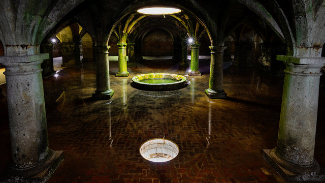 Unterirdischer See in historischem Gew&ouml;lbe in mystischem Zwielicht