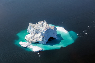 Schwimmender Eisberg © Michael