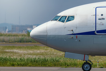 Obraz premium 滑走路の旅客機