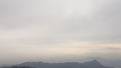 북한산에서 바라본 안개낀 서울 풍경